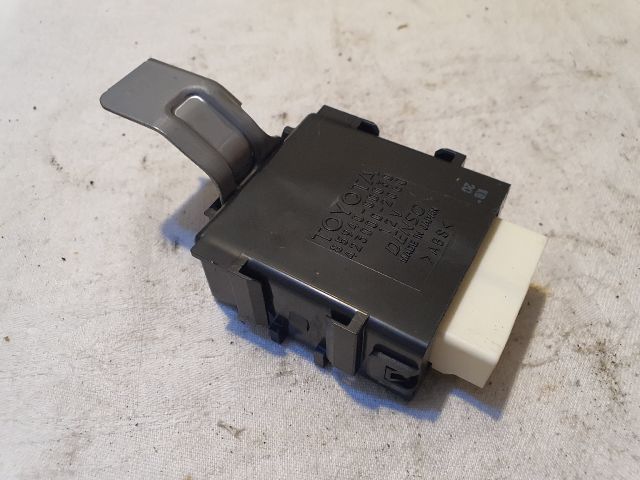 bontott TOYOTA YARIS Ablaktörlő Relé