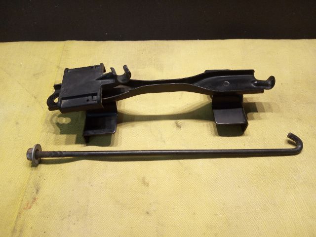 bontott TOYOTA YARIS Akkumulátor Leszorító