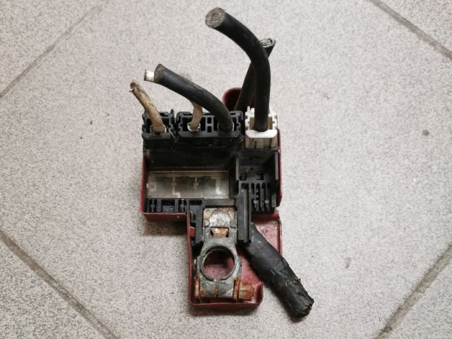 bontott TOYOTA YARIS Akkumulátor Saru Elektronikával