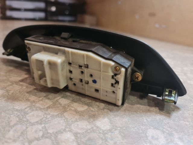 bontott TOYOTA YARIS Bal első Ablakemelő Kapcsoló