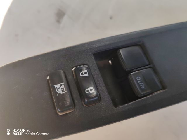 bontott TOYOTA YARIS Bal első Ablakemelő Kapcsoló