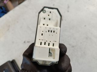 bontott TOYOTA YARIS Bal első Ablakemelő Kapcsoló