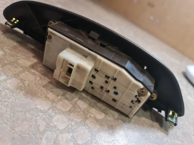 bontott TOYOTA YARIS Bal első Ablakemelő Kapcsoló