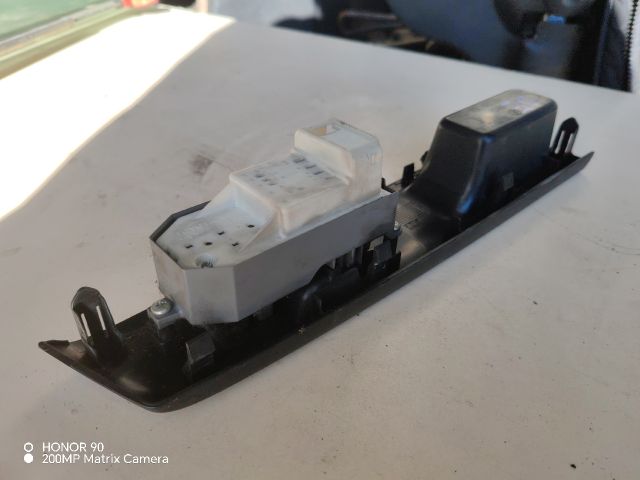 bontott TOYOTA YARIS Bal első Ablakemelő Kapcsoló