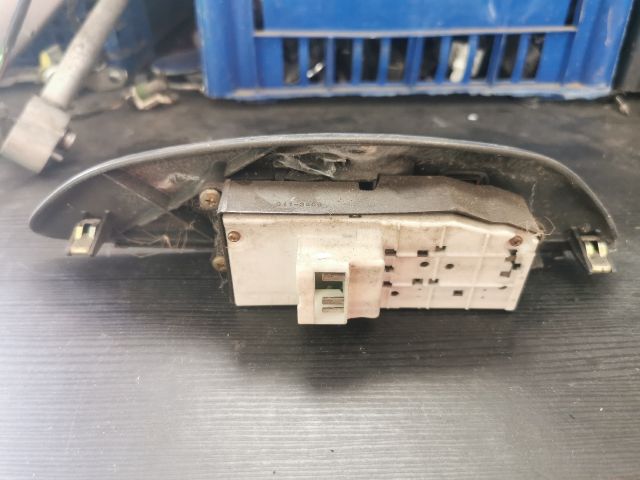 bontott TOYOTA YARIS Bal első Ablakemelő Kapcsoló