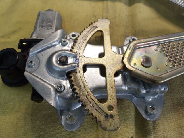 bontott TOYOTA YARIS Bal első Ablakemelő Szerkezet (Elektromos)