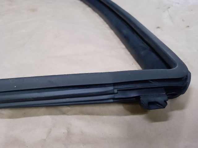 bontott TOYOTA YARIS Bal első Ablakvezető Gumi