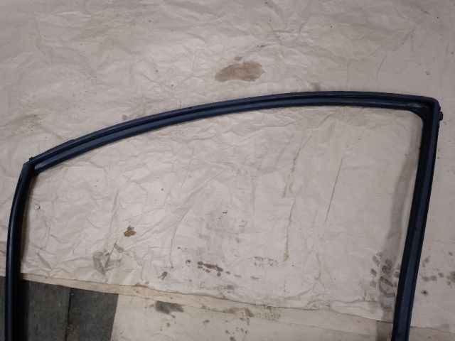 bontott TOYOTA YARIS Bal első Ablakvezető Gumi