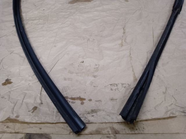 bontott TOYOTA YARIS Bal első Ablakvezető Gumi