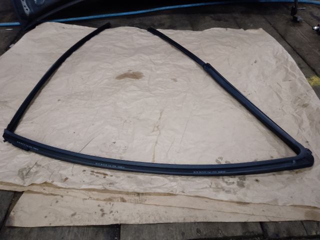 bontott TOYOTA YARIS Bal első Ablakvezető Gumi