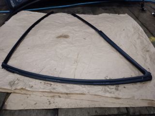 bontott TOYOTA YARIS Bal első Ablakvezető Gumi