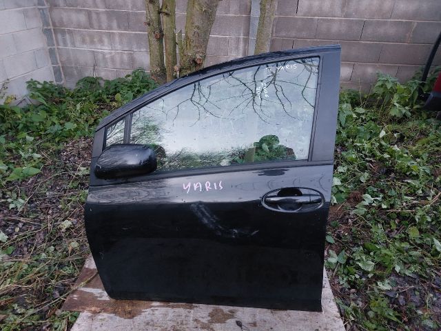 bontott TOYOTA YARIS Bal első Ajtó (Részeivel)