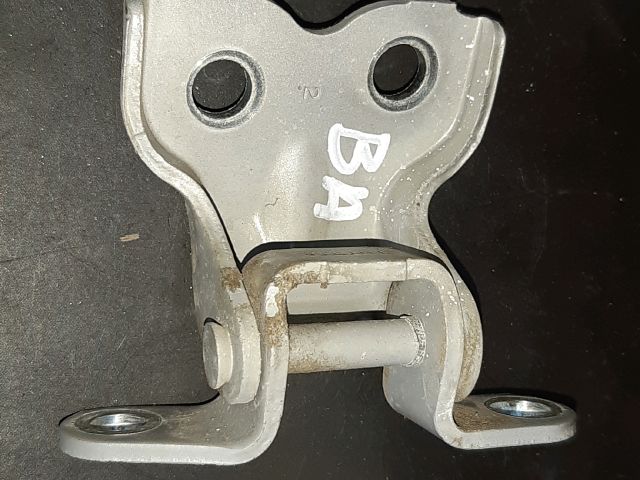 bontott TOYOTA YARIS Bal első Alsó Zsanér