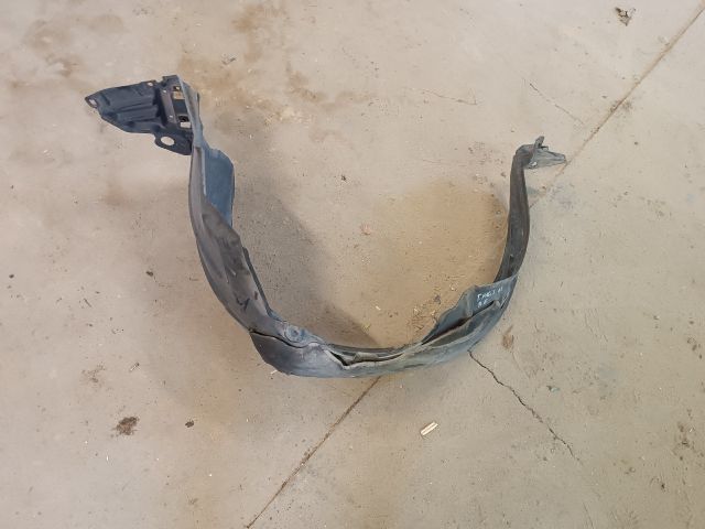 bontott TOYOTA YARIS Bal első Első Dobbetét (Kerékjárati, Műanyag)