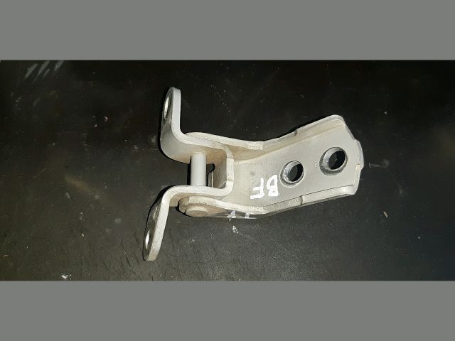 bontott TOYOTA YARIS Bal első Felső Zsanér