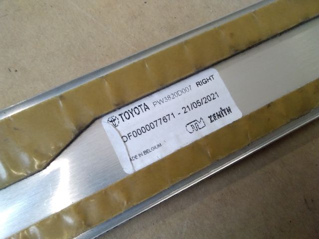 bontott TOYOTA YARIS Bal első Küszöb Díszléc