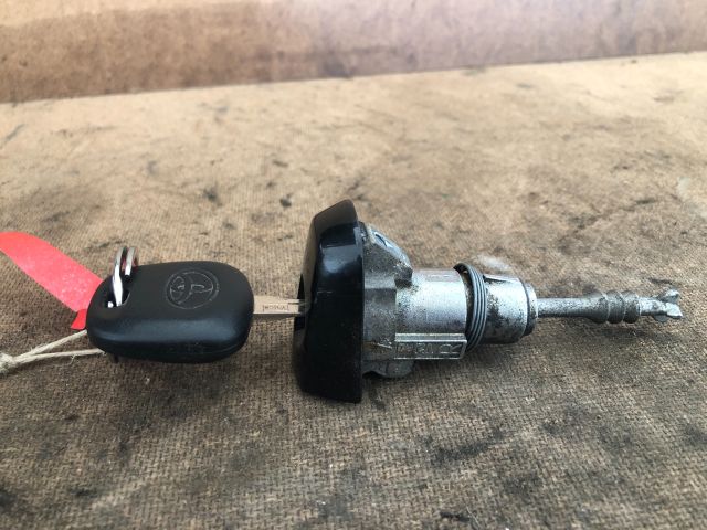 bontott TOYOTA YARIS Bal első Zárbetét