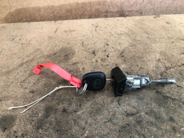 bontott TOYOTA YARIS Bal első Zárbetét