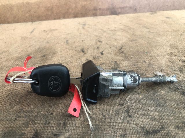 bontott TOYOTA YARIS Bal első Zárbetét