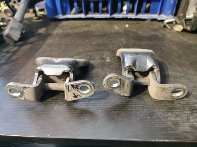 bontott TOYOTA YARIS Bal első Zsanér