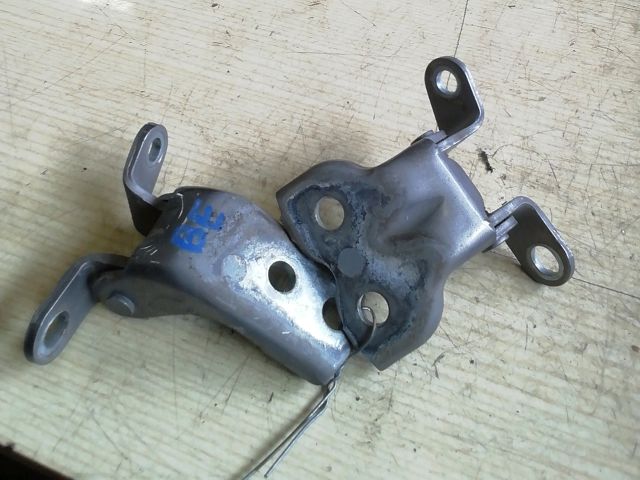 bontott TOYOTA YARIS Bal első Zsanér