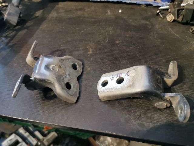 bontott TOYOTA YARIS Bal első Zsanér