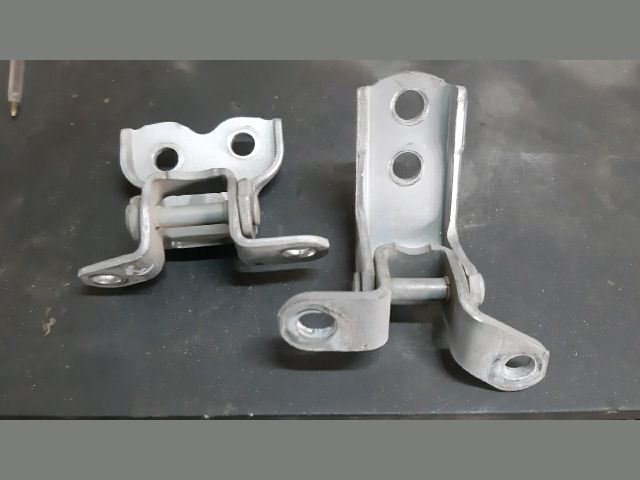 bontott TOYOTA YARIS Bal első Zsanér