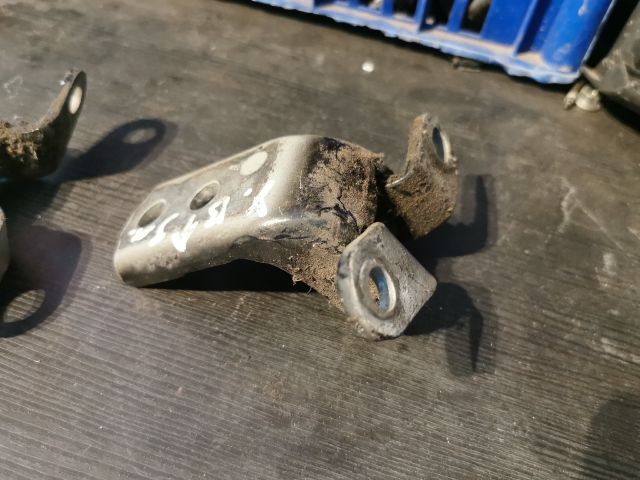 bontott TOYOTA YARIS Bal első Zsanér