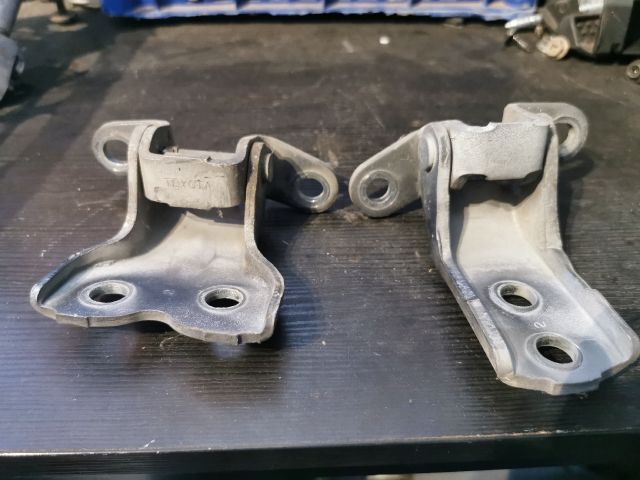 bontott TOYOTA YARIS Bal első Zsanér