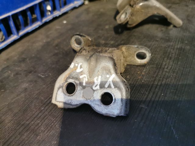 bontott TOYOTA YARIS Bal első Zsanér