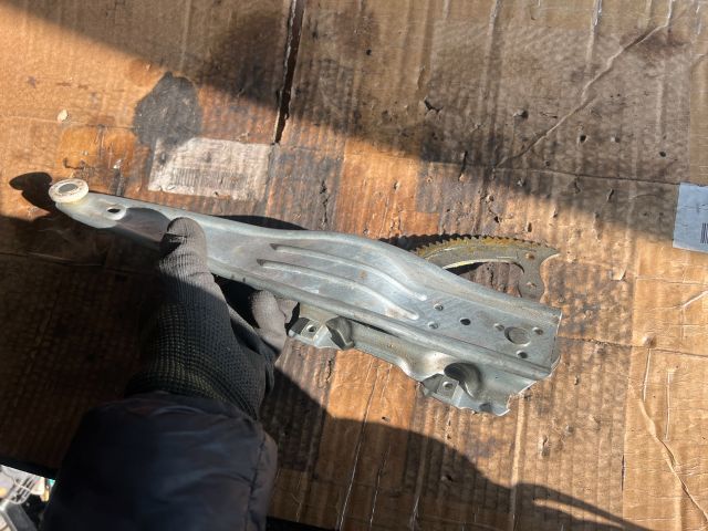 bontott TOYOTA YARIS Bal hátsó Ablakemelő Szerkezet (Mechanikus)