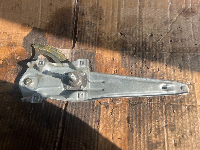 bontott TOYOTA YARIS Bal hátsó Ablakemelő Szerkezet (Mechanikus)