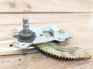 bontott TOYOTA YARIS Bal hátsó Ablakemelő Szerkezet (Mechanikus)