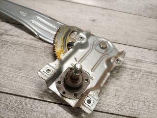 bontott TOYOTA YARIS Bal hátsó Ablakemelő Szerkezet (Mechanikus)