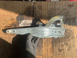 bontott TOYOTA YARIS Bal hátsó Ablakemelő Szerkezet (Mechanikus)