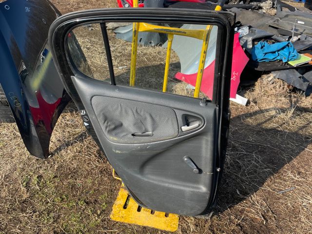 bontott TOYOTA YARIS Bal hátsó Ajtó (Részeivel)