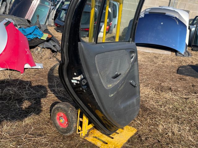 bontott TOYOTA YARIS Bal hátsó Ajtó (Részeivel)