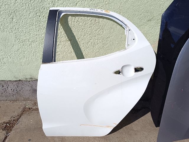 bontott TOYOTA YARIS Bal hátsó Ajtó (Üres lemez)