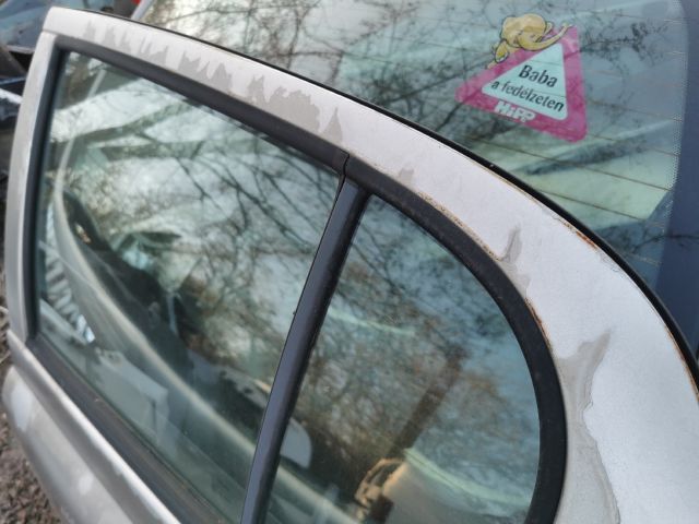 bontott TOYOTA YARIS Bal hátsó Ajtó (Üres lemez)