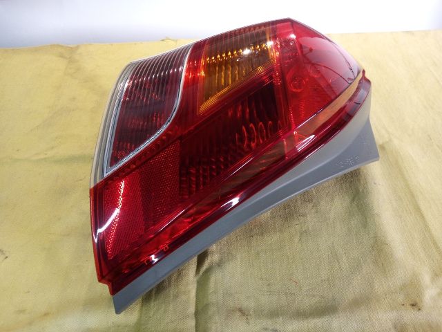 bontott TOYOTA YARIS Bal Hátsó Lámpa