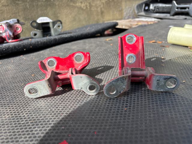 bontott TOYOTA YARIS Bal hátsó Zsanér