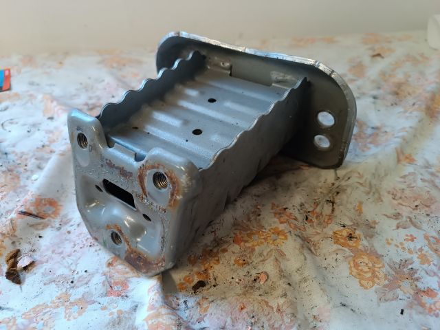 bontott TOYOTA YARIS Bal Lökhárító Tartó Nyúlványvég