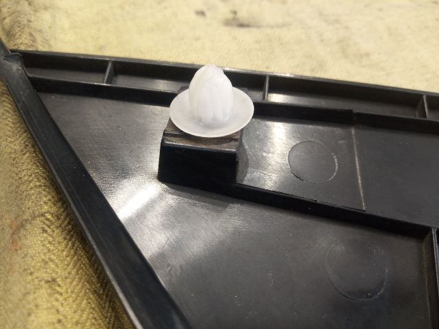 bontott TOYOTA YARIS Bal Sárvédő Csavar Burkolat