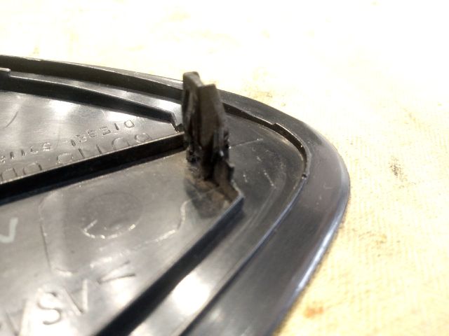 bontott TOYOTA YARIS Bal Sárvédő Csavar Burkolat