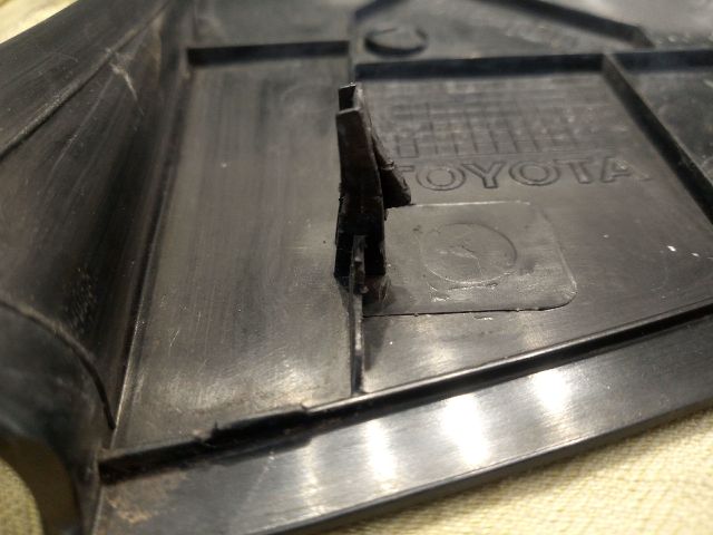 bontott TOYOTA YARIS Bal Sárvédő Csavar Burkolat