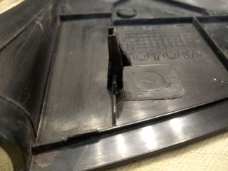 bontott TOYOTA YARIS Bal Sárvédő Csavar Burkolat