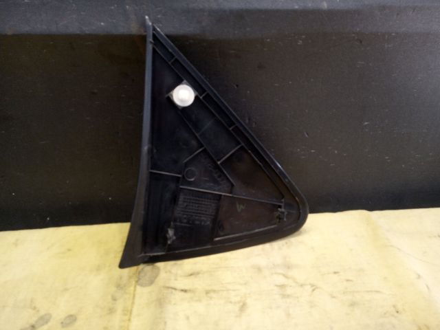 bontott TOYOTA YARIS Bal Sárvédő Csavar Burkolat