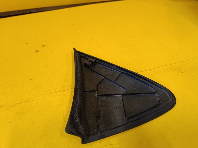 bontott TOYOTA YARIS Bal Visszapillantó Tükör Előtti Burkolat