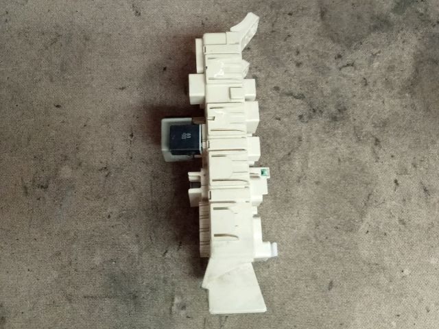 bontott TOYOTA YARIS Biztosítéktábla Utastér