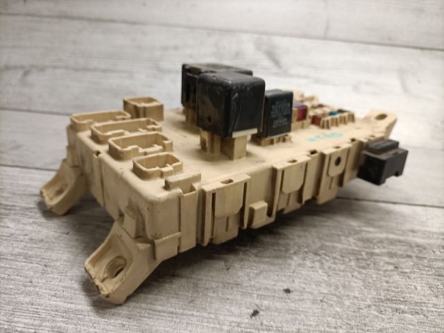 bontott TOYOTA YARIS Biztosítéktábla Utastér